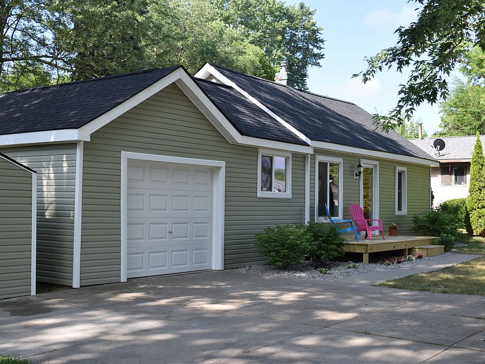 2nd image of 2821 Chrysler Ave