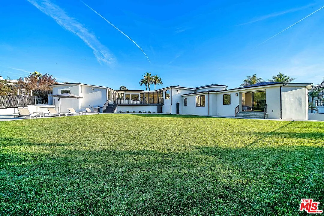 5 bed, 5.0 bath, 5642 sqft, $23,000 — Photo 2