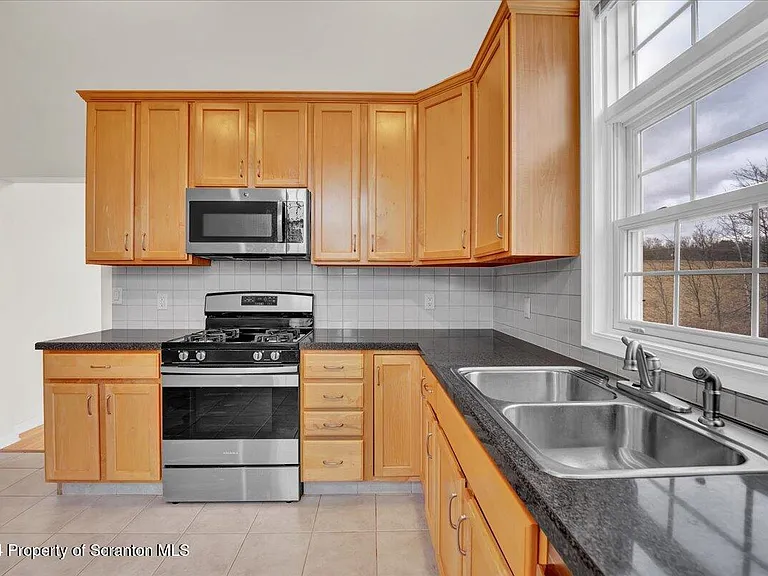1404 Verne Close — Photo 3