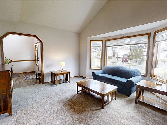 5th image of 9317 Eld Court NE