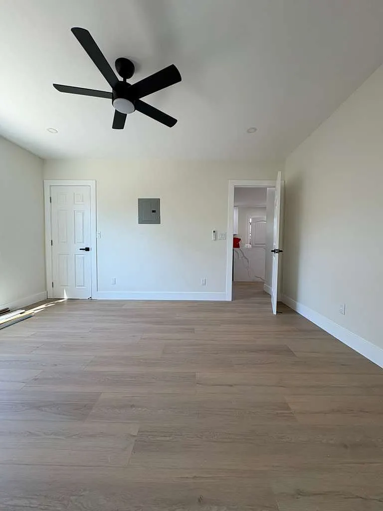 2 bed, 1000 sqft, $4,995 — Photo 3