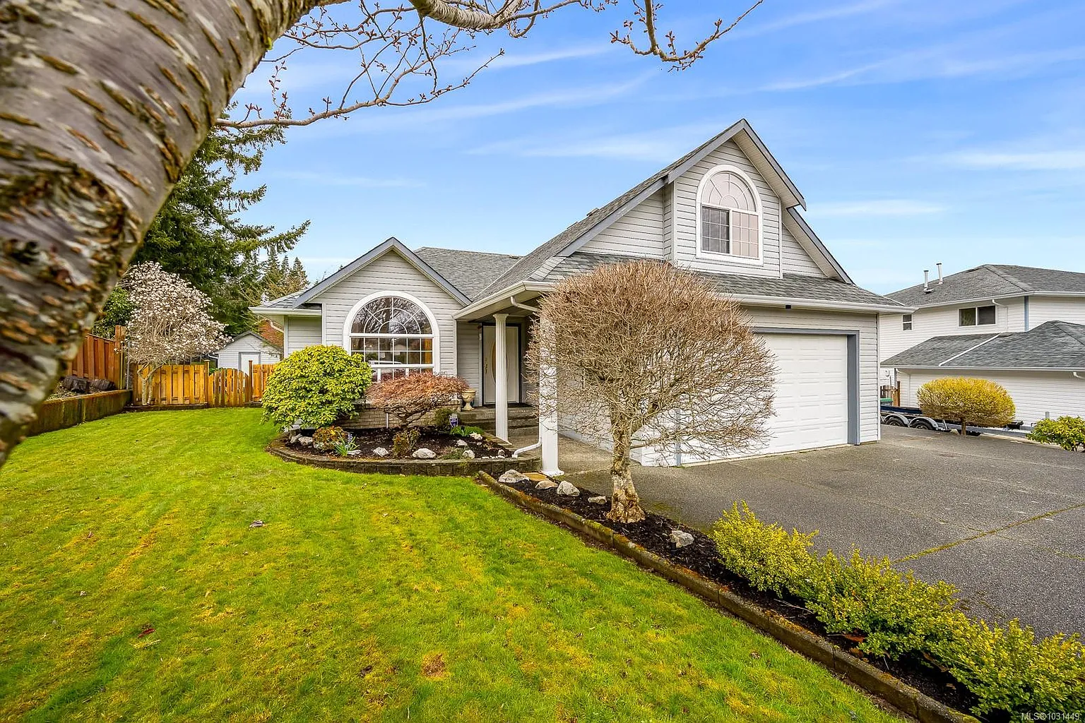 1741 Swan Cres photo 1