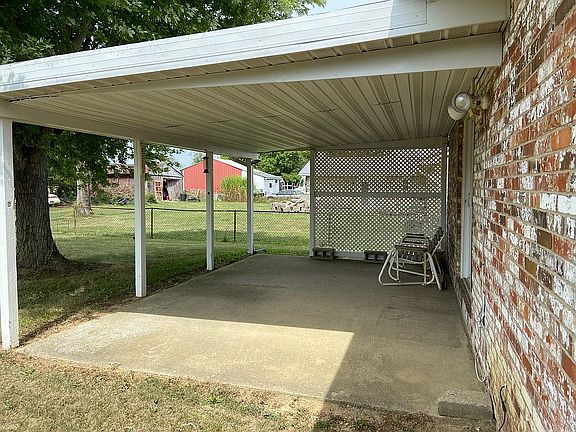 Covered patio in back