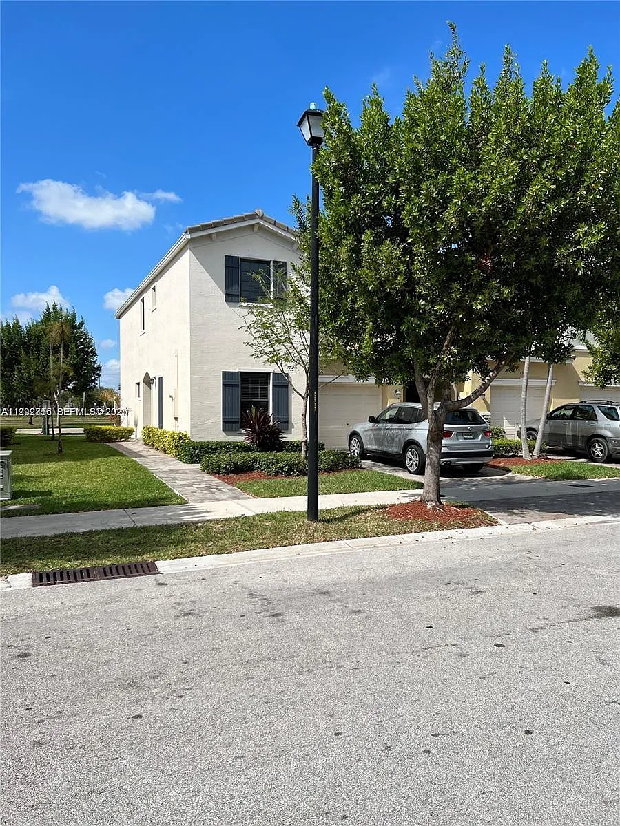 Building Photo - 460 NE 194th Ter #460