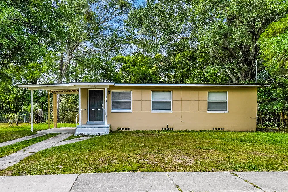 3 bed, 1.5 bath, 923 sqft, $1,375 — Photo 1
