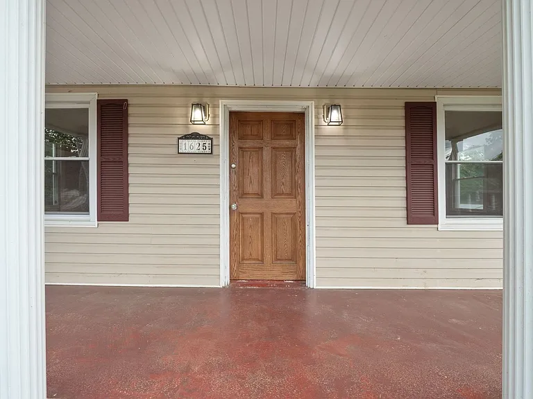 1625 Padbury Ave SE — Photo 2