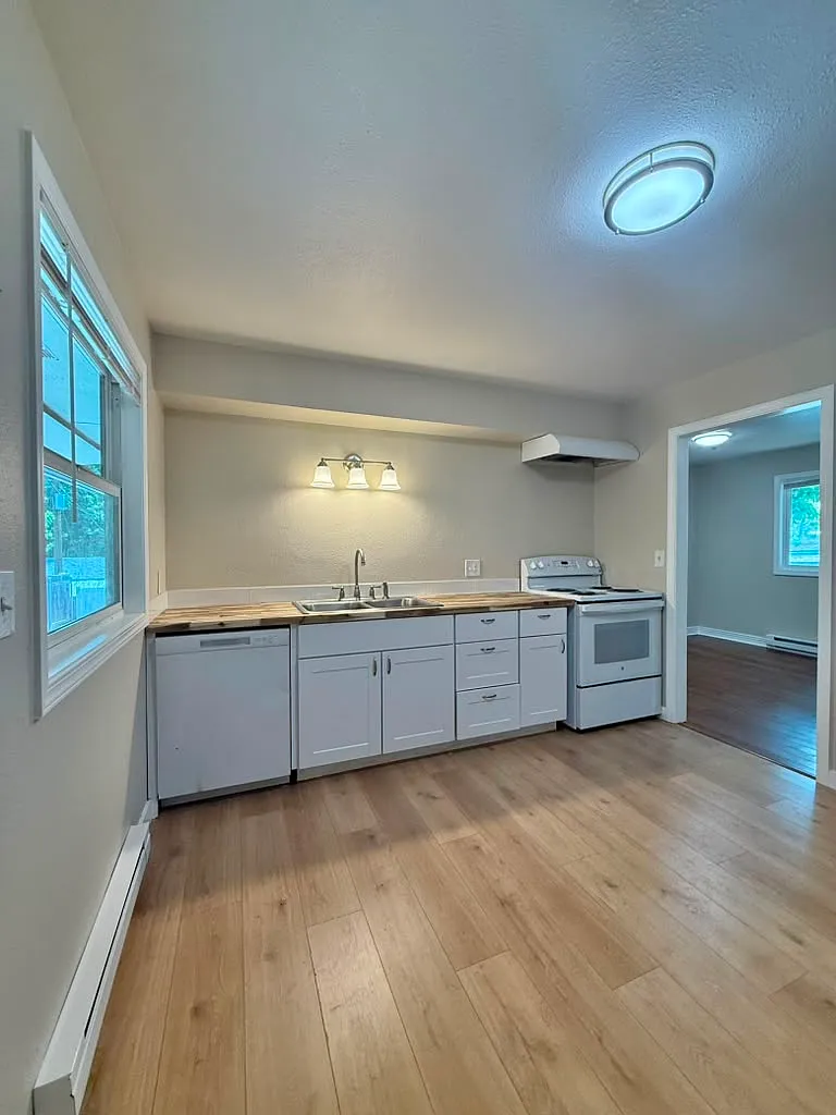 Newly Updated Duplex - First 30 days Free!! — Photo 3