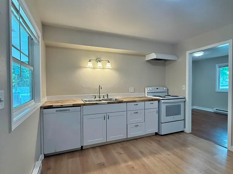 3216 N Maple St — Photo 3
