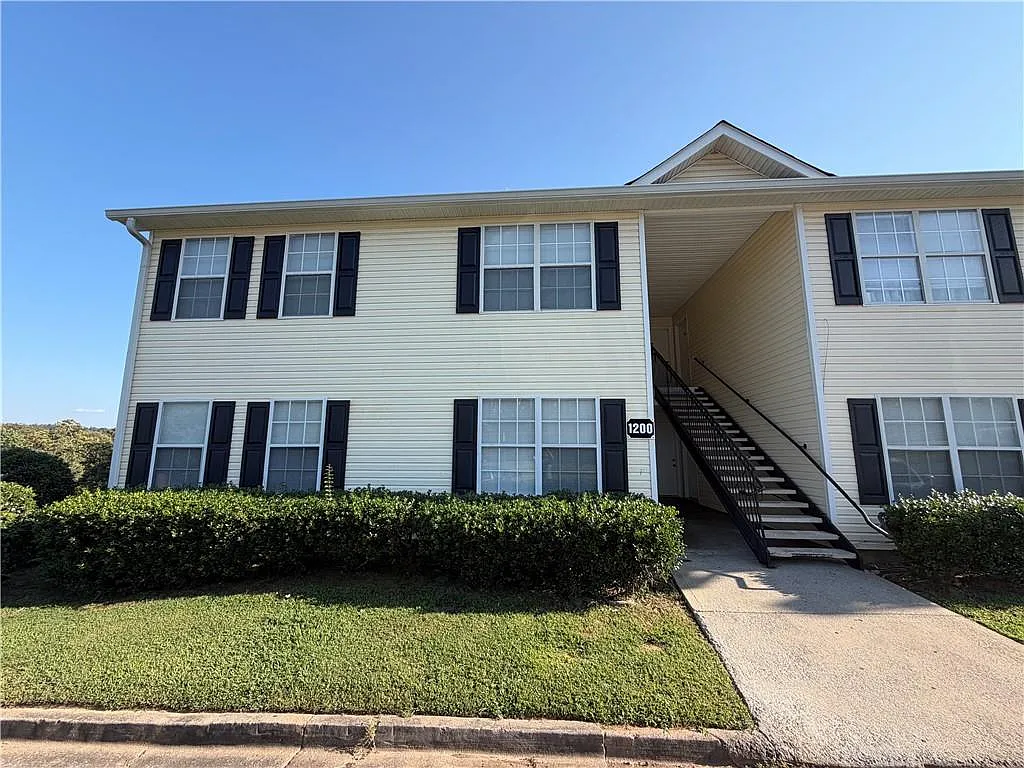 3 bed, 2.0 bath, 1200 sqft, $1,550 — Photo 1