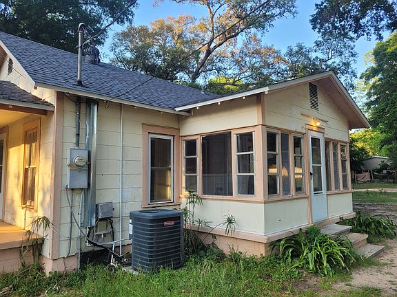 2nd image of 200 Dogwood Dr