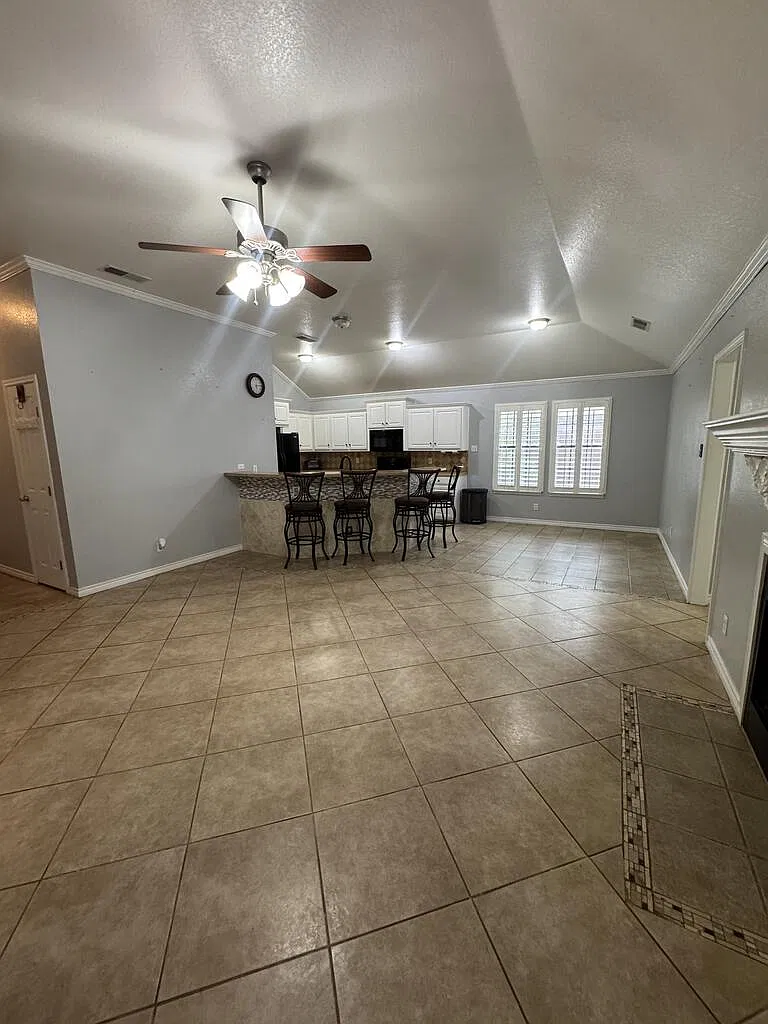 4 bed, 2.0 bath, 1620 sqft, $3,000 — Photo 3