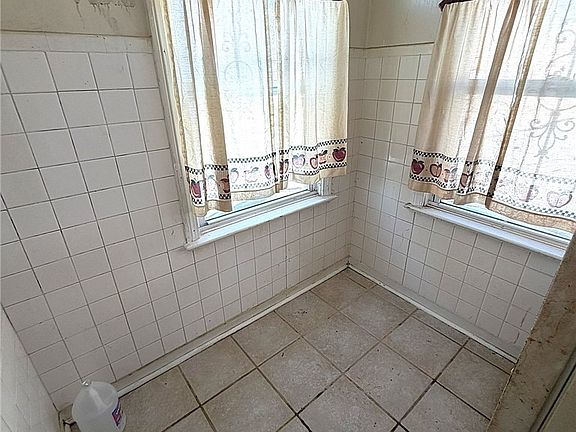 5th image of 16707 Stockbridge Ave