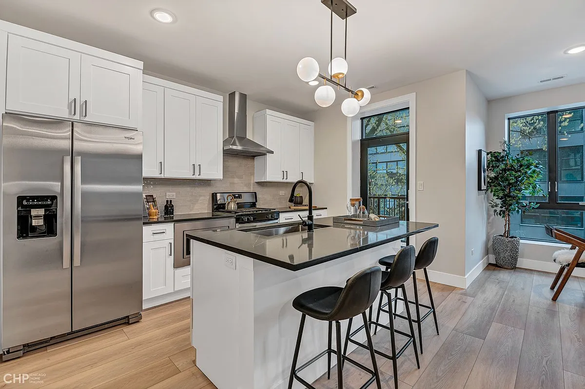Building Photo - 1214 W Carmen Ave #404