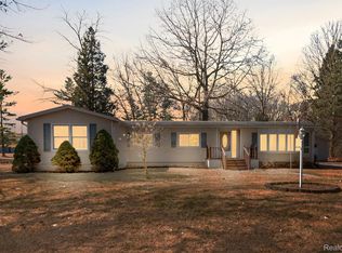 5269 Lakeshore Rd, Fort Gratiot, MI 48059