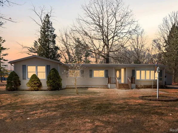 5269 Lakeshore Rd, Fort Gratiot, MI 48059