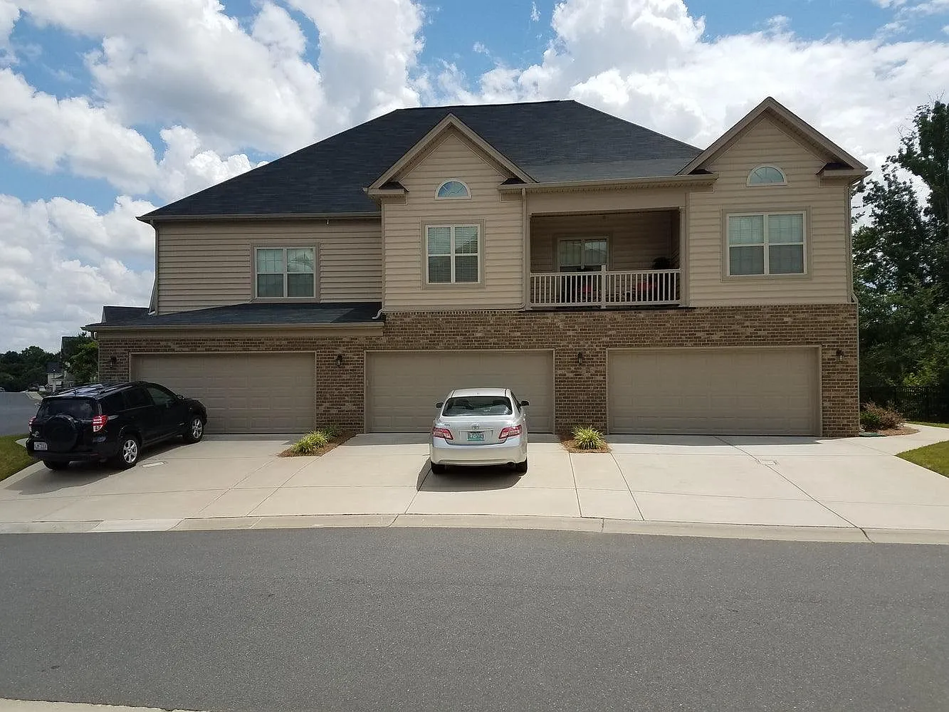 3 bed, 2.5 bath, 1582 sqft, $2,189 — Photo 2