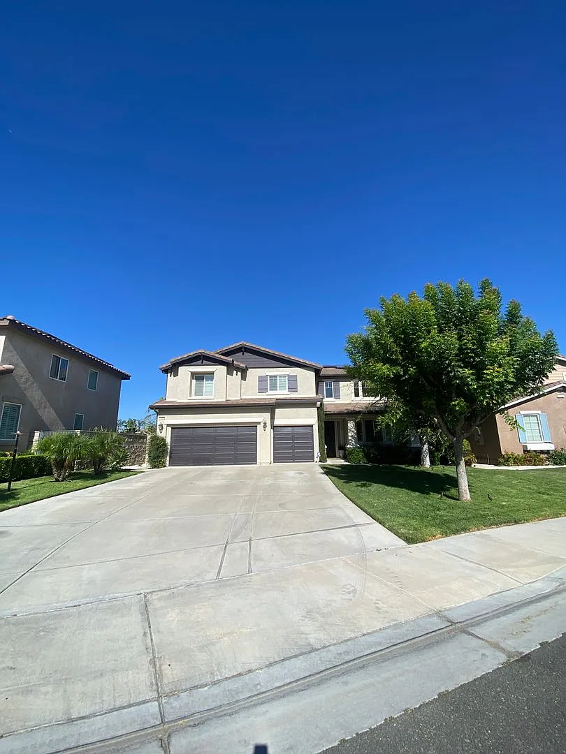 Beautiful Pool Home with Five Bedrooms — Photo 1