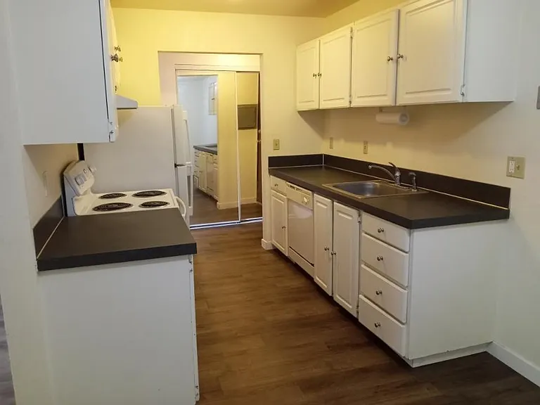 Windinbrook- North Seattle Spacious Studio — Photo 2