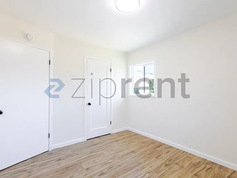 5637 44th St — Photo 17
