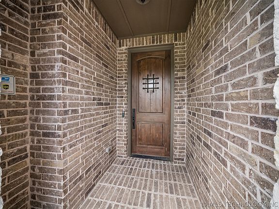 4th image of 812 N 88th St
