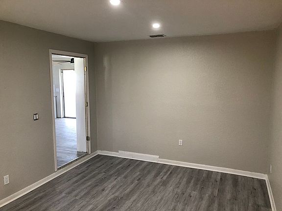 4th image of 1021 NE Pine Island Ln
