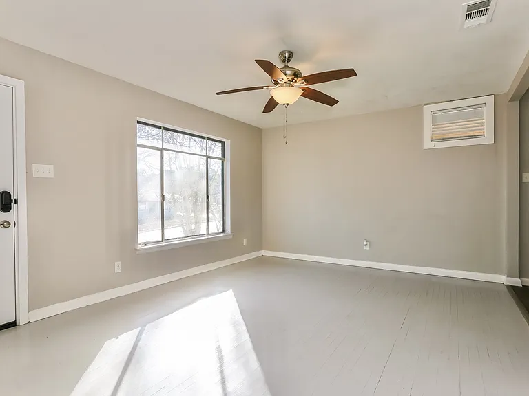 1393695_019_living_room_13534223.jpg