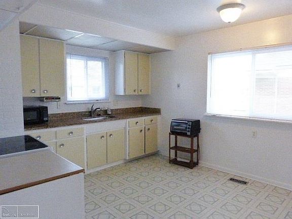 5th image of 22960 Avon St