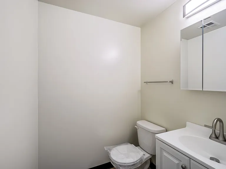 Greenwich Manor Apartments — Photo 57