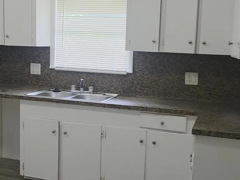 407 E Homan St — Photo 11