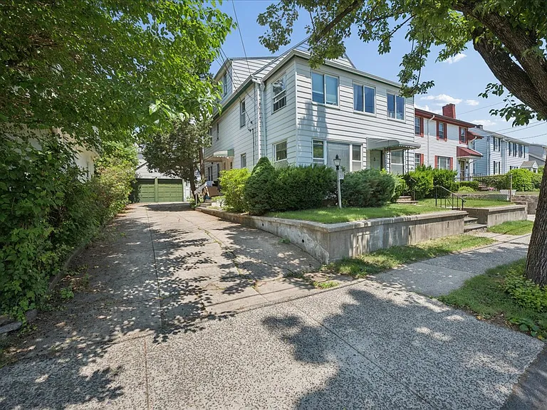 31 Armourvilla Ave — Photo 2
