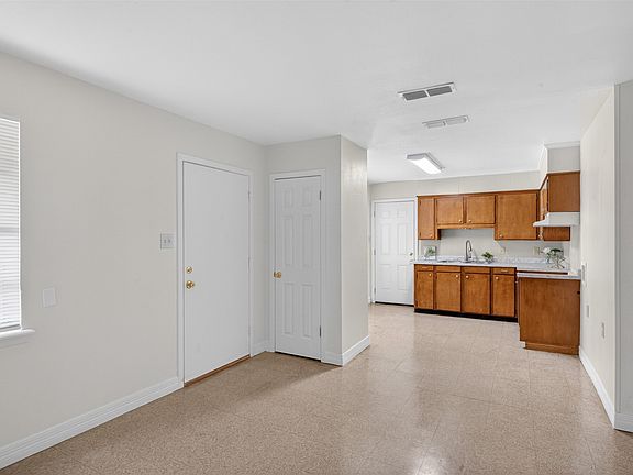5th image of 109 N Greenbrook Loop