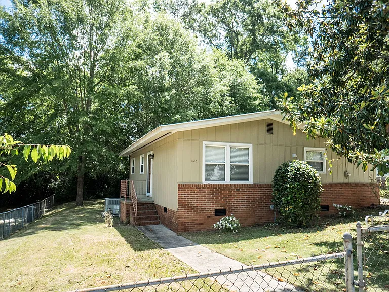 560 Lincoln St — Photo 2