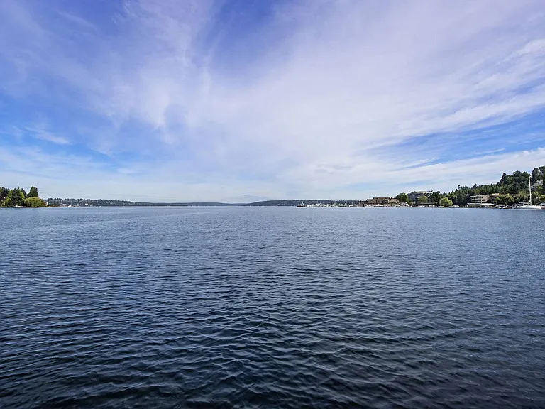 Villaggio on Yarrow Bay — Photo 28