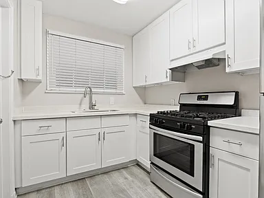 1 BR + Den 700 SF