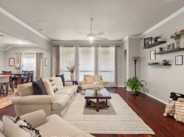 207 Derby Ln, Lake Dallas, TX 75065