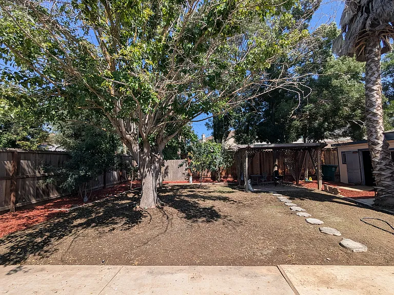 1610 Fir St — Photo 18