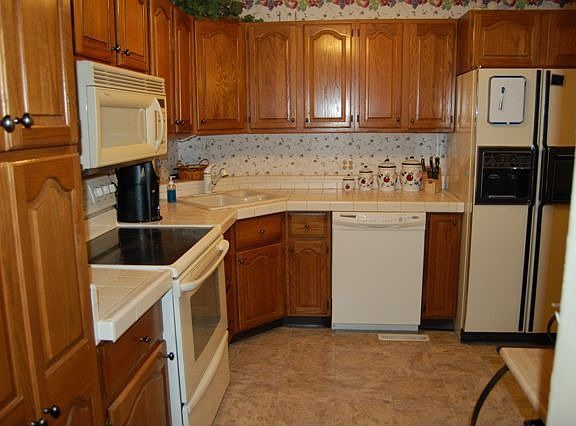 Updated Kitchen with new stove and dishwasher