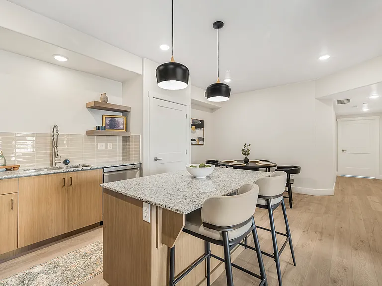 Lincoln Crossing Apts — Photo 8