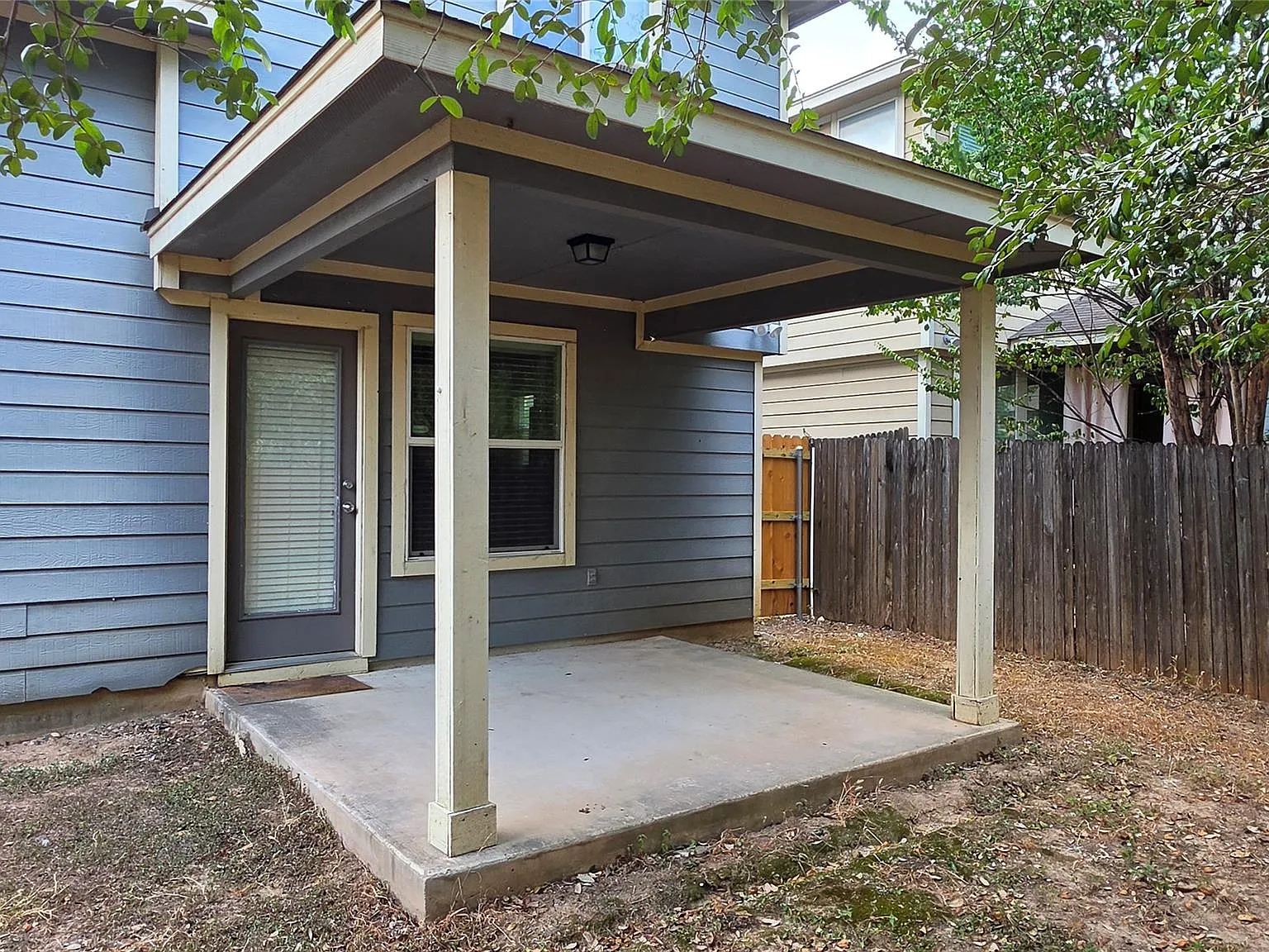 3 bed, 2.5 bath, 1422 sqft, $2,100 — Photo 3