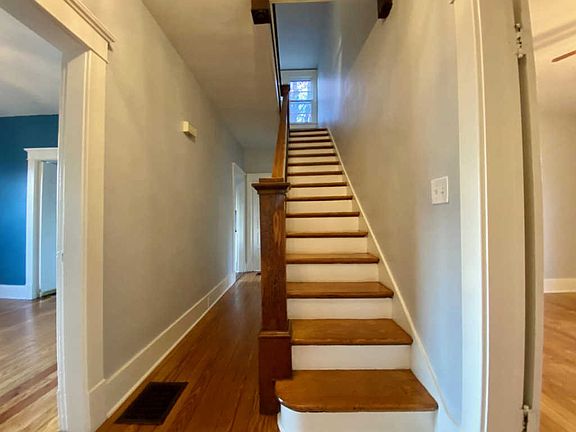 4th image of 511 NE Midlake Dr