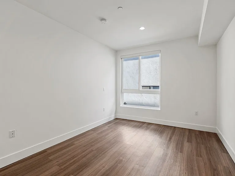 Bedroom with Vinyl Flooring and Windows