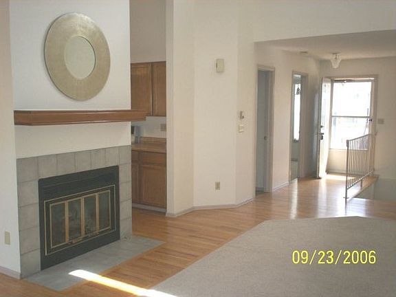 gas fireplace, sky lites, hardwood entry