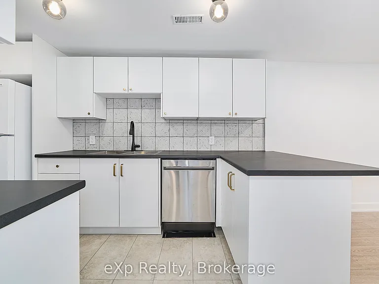 111 Riverside Dr N — Photo 8