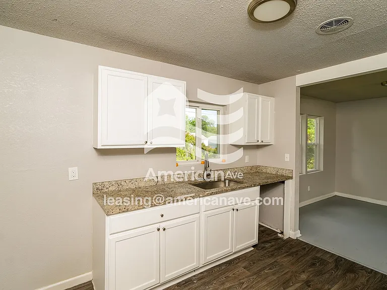 1040899_007_kitchen_8.jpg