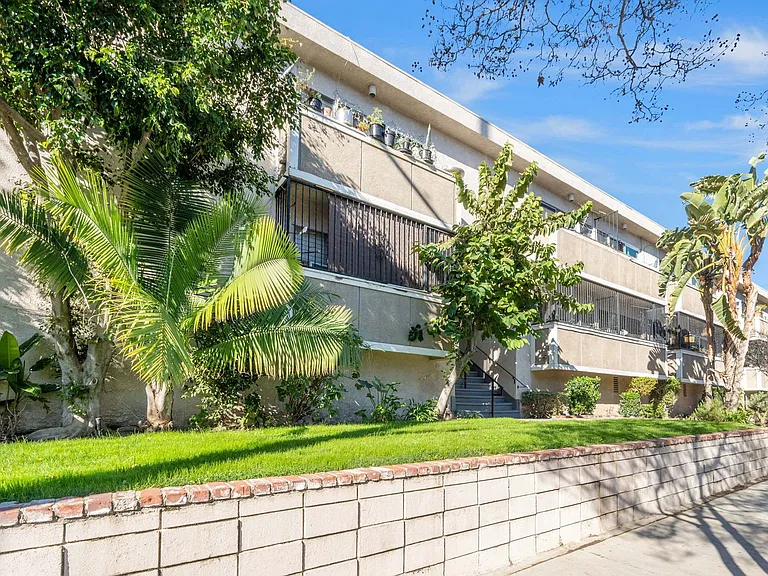 1 Month Free! Renovated Units in Central Van Nuys — Photo 1