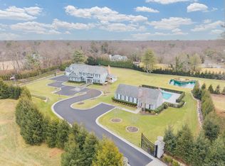 365 Split Rock Rd, Syosset, NY 11791