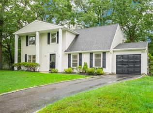 7 Sandpiper Ln, Coram, NY 11727