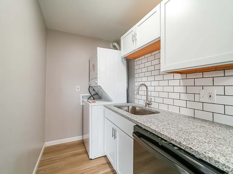 1075 Oak St — Photo 29