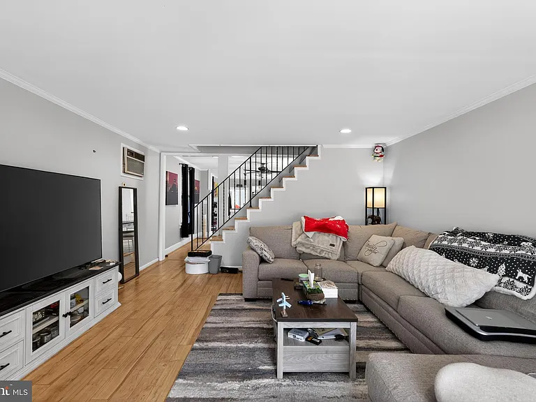 475 Old Elm St — Photo 4