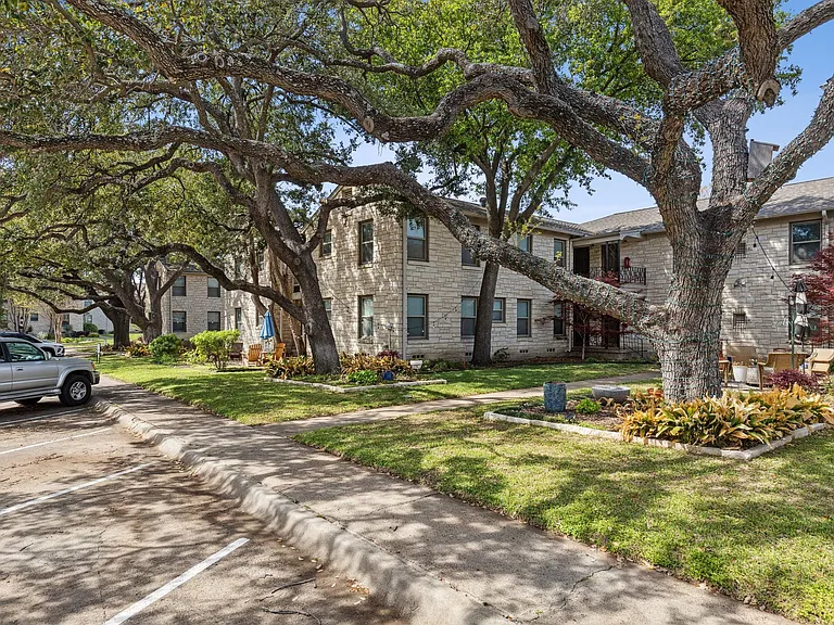 Devonshire Apartments — Photo 25